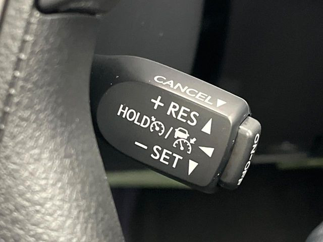 【レーダークルーズコントロール】高速道路での長距離走行が楽に!!自動で速度を保つクルーズコントロールが、衝突軽減システムと連携し、前方の車両を感知して車間を保つように速度調節してくれます!!