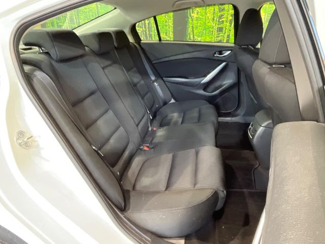 後部座席も気になるようなキズ・汚れやへたり等、大きなダメージはなく、良好な状態です。