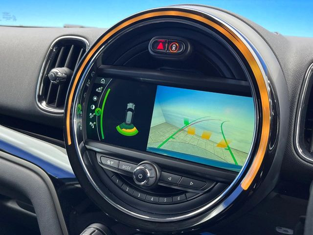 ●ガイドライン付きバックカメラ:不安な駐車もこれで安心!ガイドライン付きなので狭い箇所での駐車もラクラクです!