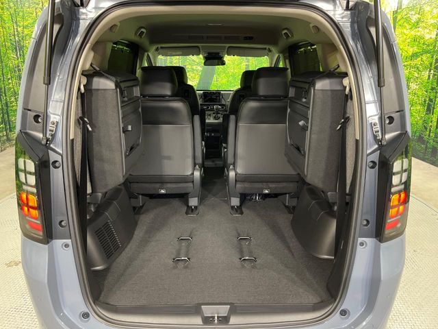 普段のお買い物や通勤、送迎等に十分な荷室スペースを確保しております。セカンドシートを倒すと、大きな荷物の積載も可能です♪