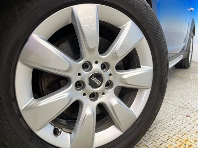 ●純正17インチアルミホイール:輸入車ならではの卓越した走りを支えるホイールと足回りです!日本車の走りに慣れている方にもぜひ体感して頂きたいほど、高いレベルでまとまっています!