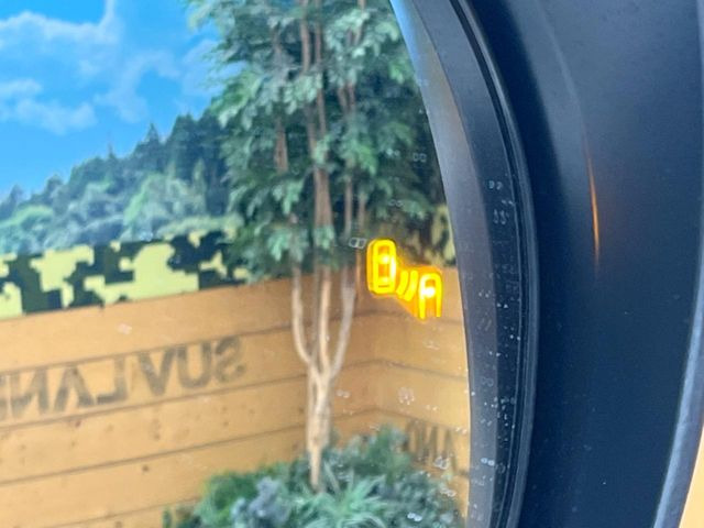 【ブラインドスポットモニター】走行中、ドアミラーの死角になりやすい箇所に後続車が接近するとサイドミラーのレンズに警告を表示!ドライバーに注意喚起をしてくれます。