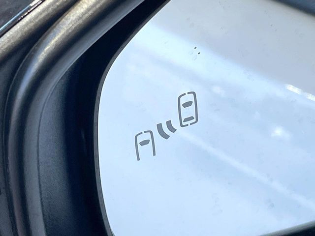 【ブラインドスポットモニター】走行中、ドアミラーの死角になりやすい箇所に後続車が接近するとサイドミラーのレンズに警告を表示!ドライバーに注意喚起をしてくれます。