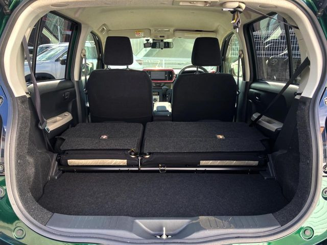 ★リアシートを倒すとこんなに広々としたラゲッジルームに早変わり♪大きな荷物のお買い物も安心ですね☆