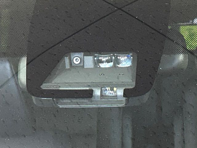 【トヨタセーフティセンス】走行中に前方の車両等を認識し、衝突しそうな時は警報とブレーキで衝突回避と被害軽減をアシスト。より安全にドライブをお楽しみいただけます。