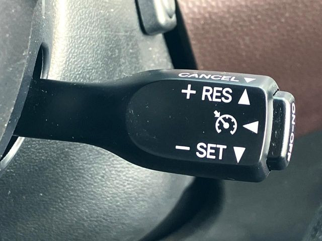 ★【クルーズコントロール】高速道路などで走行中に一定のスピードで走行する機能です。簡単な操作で長距離の運転も疲労を軽減してくれる強い味方です。