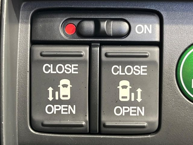 【両側パワースライドドア】スマートキーや運転席のスイッチで後席両側スライドドアの開閉が可能♪電動だから力を入れてドアを開ける必要が無く、小さなお子様でも簡単に開け閉めでき快適です♪