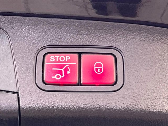 ●電動リアゲート:ワンタッチでリアゲートの開閉ができ、荷物などで両手が塞がっている状態でも簡単に開閉ができる便利機能です。