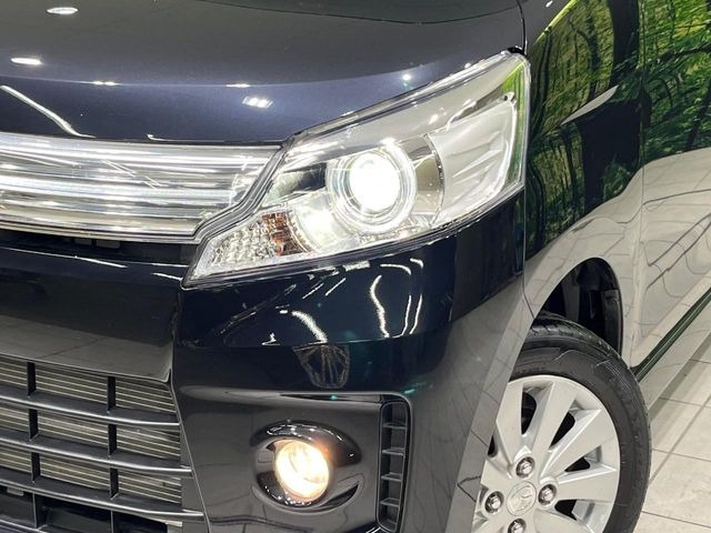 【HIDヘッドライト】非常に明るく前方を照らしてくれるので、悪天候や夜間の走行時も視界良好で安心してお乗りいただけます。