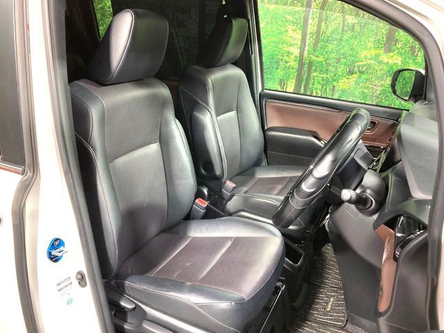 運転席シート廻りは使用感も少なく、良好な状態となっています。前オーナー様が丁寧に使っていたことがよくわかりますね。