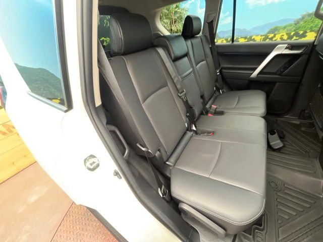 後部座席も気になるようなキズ・汚れやへたり等、大きなダメージはなく、良好な状態です。