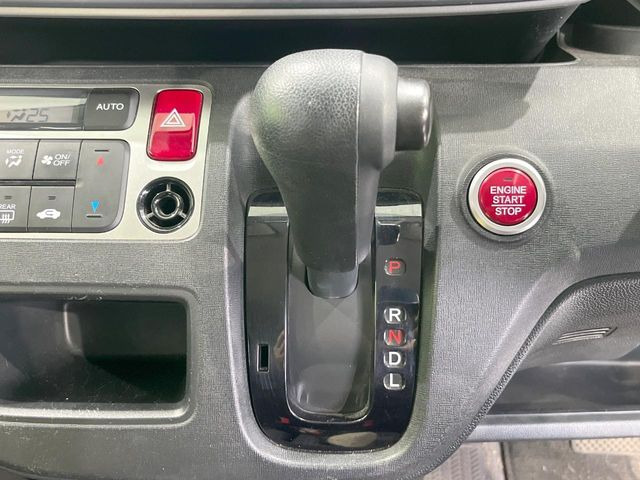 インパネシフトならハンドルからの移動距離が短く操作もスムーズ!また、足元が広くなりすっきりしますので、大柄な方でも快適にお過ごしいただけます。