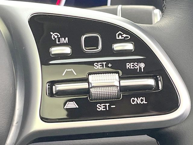 ●ディスタンスパイロットディストロニック:都市、郊外、高速道路などの走行時に、ステレオマルチパーパスカメラとレーダーセンサーにより、前走車を認識して速度に応じた車間距離を維持する次世代のクルコン!