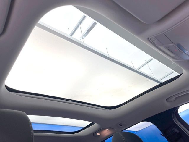 ●パノラミックスライディングルーフ::大迫力のパノラマルーフは、後部座席にまで続いており、開放的な空間をお楽しみいただけます。