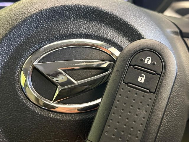 便利なキーレス&プッシュスタートシステム♪この電子キーを携帯しているだけで簡単にエンジンの始動やドアの解錠、施錠が可能です!また万が一の時も安心なエンジンイモビライザーもついてます!