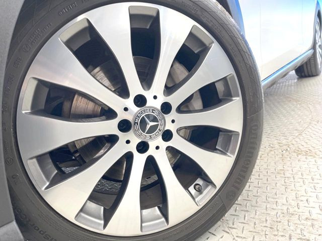 ●純正19インチアルミホイール:輸入車ならではの卓越した走りを支えるホイールと足回りです!日本車の走りに慣れている方にもぜひ体感して頂きたいほど、高いレベルでまとまっています!