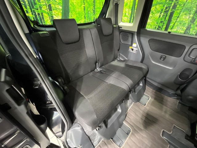 後部座席も気になるようなキズ・汚れやへたり等、大きなダメージはなく、良好な状態です。