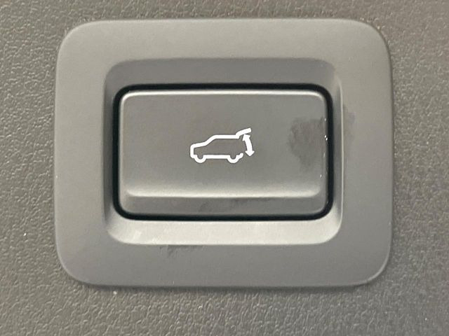 【パワーバックドア】スマートキーや運転席のボタンを押すだけでリアゲートが自動で開閉します!荷物を持っている時や、高い位置にあるバックドアを閉める際に便利な機能です♪