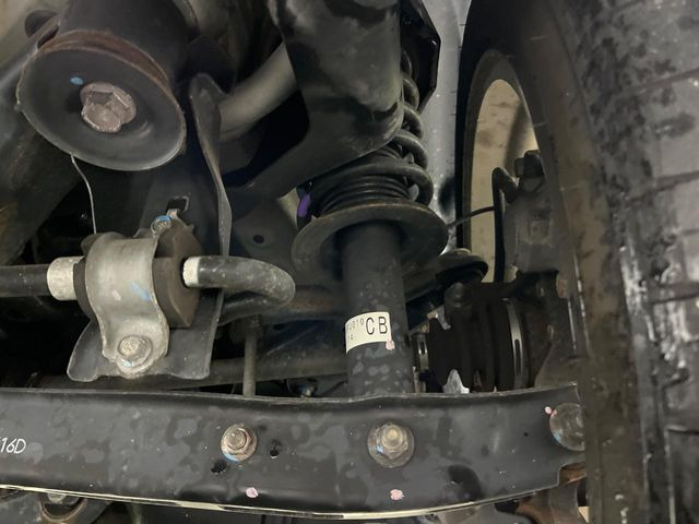 お車を安心してお乗りいただく為には、足回りの定期点検が欠かせません。サービスサポート(有償保証)では無料点検もご提供しており、安心のカーライフをお過ごしいただけるサポート体制が整っています。