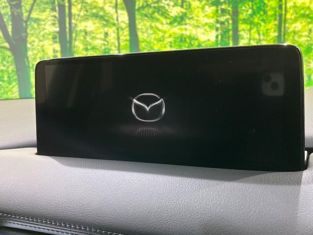 【10.25インチマツダコネクトナビ】車内の雰囲気にマッチした一体型タイプのナビ。各種車輌設定やBluetooth再生等、様々な機能が楽しめます。直感的なダイヤル操作が可能で、使い勝手も良好です。