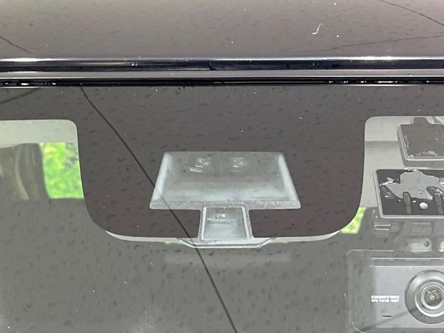 【レーダーブレーキサポート】低速走行中に前方の車両等を認識し、衝突しそうな時は警報とブレーキで衝突回避と被害軽減をアシスト。より安全にドライブをお楽しみいただけます。