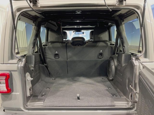 ●トランクルーム:趣味が広がる収容スペース!これだけの広さがあればお買い物やレジャーなどにも最適です!使用感も少なくきれいな状態を維持しております。