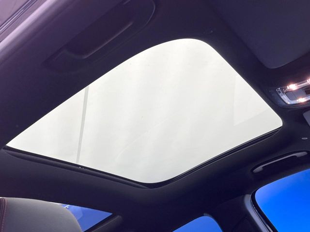 ●パノラミックスライディングルーフ::大迫力のパノラマルーフは、後部座席にまで続いており、開放的な空間をお楽しみいただけます。