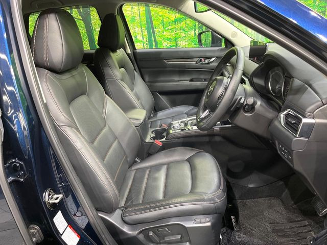 【黒革シート】上質な本革を使用し、高級感あふれる黒革シート。常に体に触れる部分だから、座り心地の良さにはこだわりたいですね♪汚れの付着や劣化を抑制する内装コーティング施工もおススメですよ♪