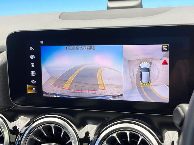 ●パノラミックビューモニター:専用のカメラにより、上から見下ろしたような視点で360度クルマの周囲を確認することができます☆死角部分も確認しやすく、狭い場所での切り返しや駐車もスムーズに行えます。