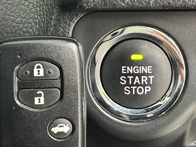 【アクセスキー&プッシュスタート】カバンやポケットに入れたままでもドアの施錠・解錠が可能なスマートキーを装備。エンジンのオン・オフ時もカギを取り出す必要が無く、ボタンをプッシュするだけでOK♪
