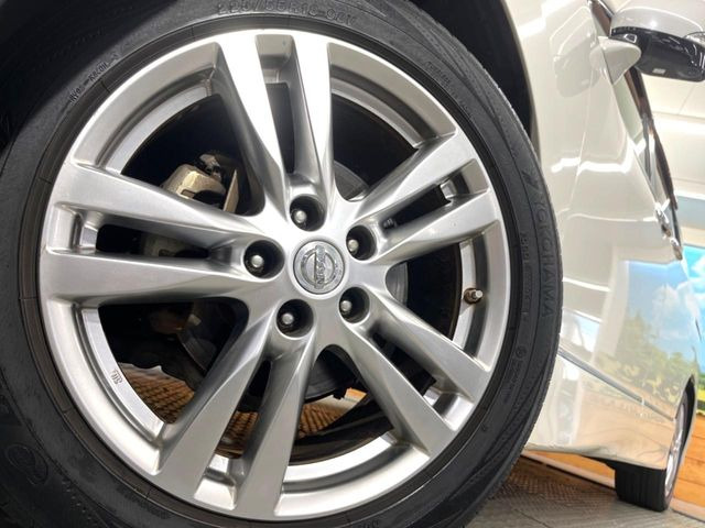 �y����18�C���`�A���~�z�C�[���z�O�ςɃ}�b�`���������A���~�z�C�[���𑕒����Ă���܂��B�e��ЊO�A���~�z�C�[����A�X�^�b�h���X�^�C�����戵�����Ă���܂��B���񂲑��k����������