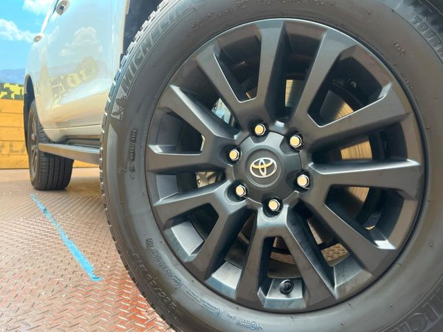 【純正18インチアルミホイール】外観にマッチした純正アルミホイールを装着しております。各種社外アルミホイールや、スタッドレスタイヤも取扱いしております。是非ご相談ください♪