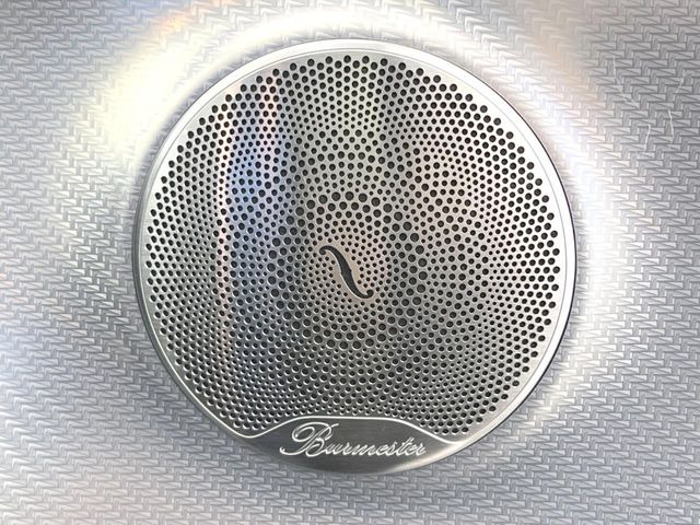 ●Burmesterサラウンドシステム:ハイエンドオーディオ専門メーカーが手掛ける車専用のプレミアムスピーカーを装備。多数のスピーカーから、音の粒立ちまで分かる高品質な音楽をお楽しみいただけます。