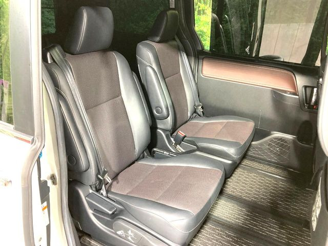 二列目中央はウォークスルーとなっております。二列目と三列目の移動や乗り降りがとっても楽になるので、乗り降りの際もストレスを感じることはありません♪