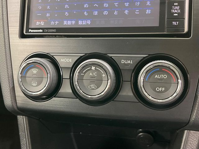 【左右独立型フルオートエアコン】運転席と助手席でそれぞれお好みの温度に設定可能。同乗者にも配慮した、快適な空調をお届け致します。