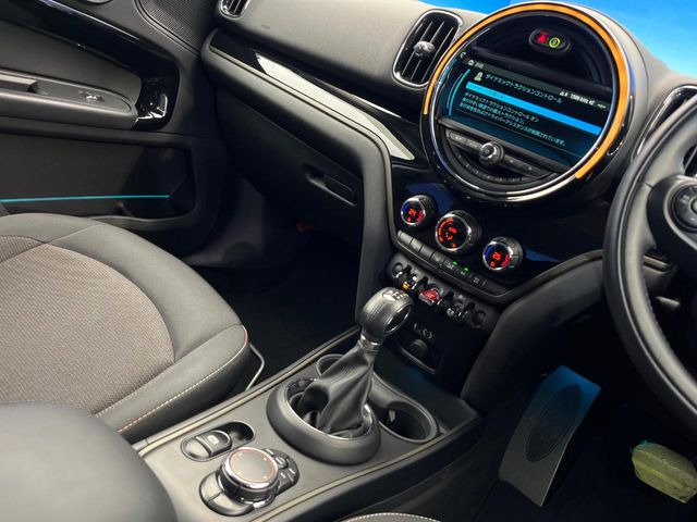 ●MTモード付きAT:通常は自動でおこなわれる変速(ギアチェンジ)をドライバーの操作によって意図的に変えられるシステムです。より一層普段のドライブをお楽しみいただけます!