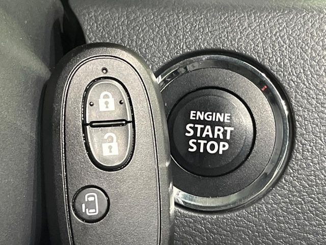 【アドバンストキー】カバンやポケットに入れたままでもドアの施錠・解錠が可能なスマートキーを装備。エンジンのオン・オフ時もカギを取り出す必要が無いからとっても便利です♪