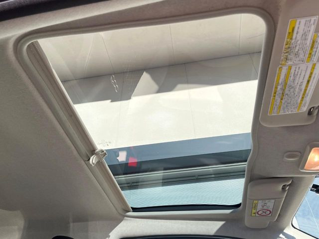 ●パノラマミックガラスルーフ:大迫力のパノラマルーフは、後部座席にまで続いており、開放的な空間をお楽しみいただけます。