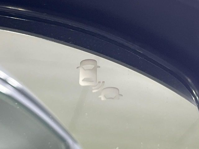 【ブラインドスポットインフォメーション】走行中、ドアミラーの死角になりやすい箇所に後続車が接近するとサイドミラー付近に警告を表示、ドライバーに注意喚起をしてくれます。