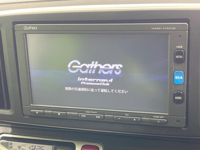 【純正ナビ】人気の純正ナビを装備しております。ナビの使いやすさはもちろん、オーディオ機能も充実!キャンプや旅行はもちろん、通勤や買い物など普段のドライブも楽しくなるはず♪