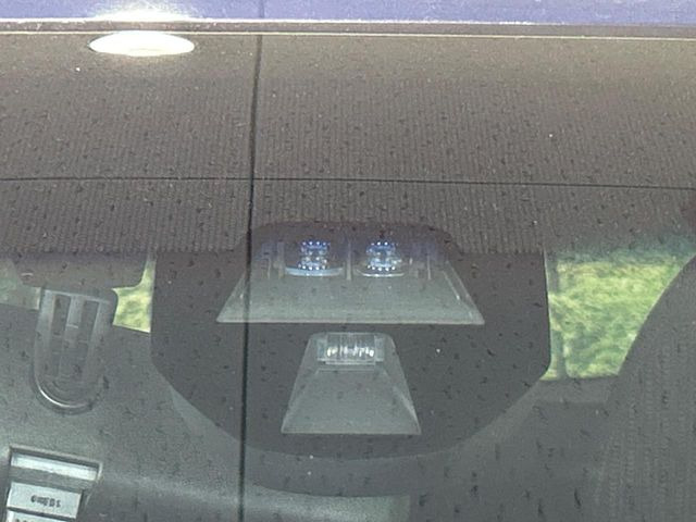 【シティブレーキアクティブシステム】低速走行中に前方の車両等を認識し、衝突しそうな時は警報とブレーキで衝突回避と被害軽減をアシスト。より安全にドライブをお楽しみいただけます。