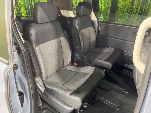 高品質なオリジナルフロアマットもオプションにてご用意しております。お好きなデザインやカラーをお車に合わせて選んでいただくことができます♪