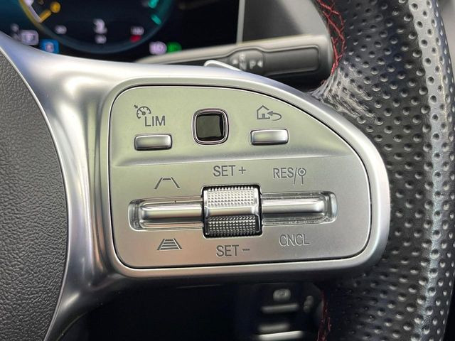 ●ディストロニックプラス:都市、郊外、高速道路などの走行時に、ステレオマルチパーパスカメラとレーダーセンサーにより、前走車を認識して速度に応じた車間距離を維持する次世代のクルコン!