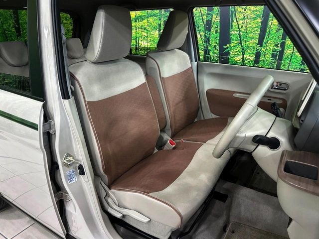 運転席まわりには十分なスペースがあり、大柄な方でもゆったり運転していただける環境です。