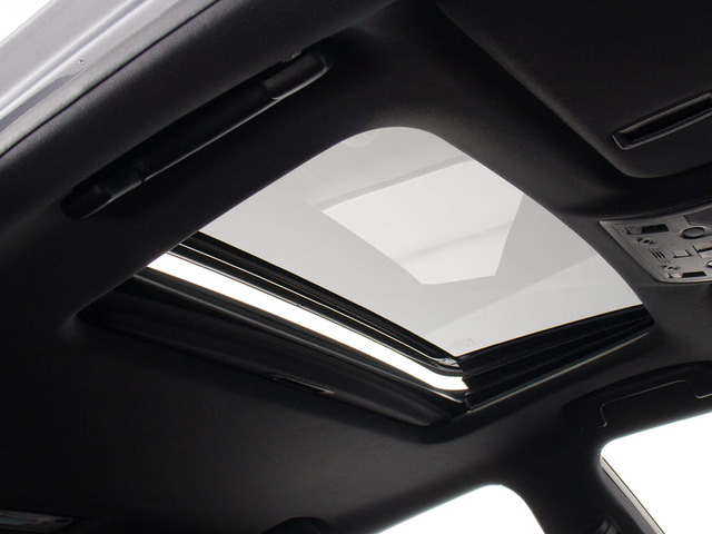 人気装備のサンルーフが付いています!上下チルトに前後スライド機能が付いていますので、様々なドライブシーンで活躍してくれます!!開放感ある車内空間は気持ちがいいですよ!是非体感してみて下さい!