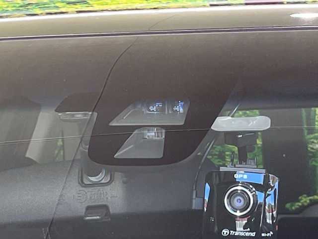 【シティブレーキアクティブシステム】低速走行中に前方の車両等を認識し、衝突しそうな時は警報とブレーキで衝突回避と被害軽減をアシスト。より安全にドライブをお楽しみいただけます。