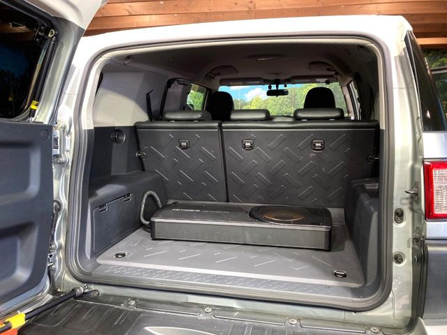 ���i�̂���������ʋ΁A���}���ɏ\���ȉ׎��X�y�[�X���m�ۂ��Ă���܂��B�Z�J���h�V�[�g��|���ƁA�傫�ȉו��̐ύڂ��\�ł���