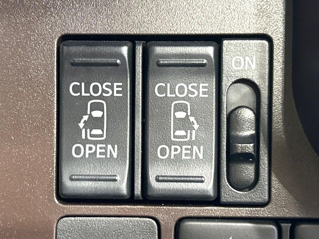 【両側パワースライドドア】スマートキーや運転席のスイッチで後席両側スライドドアの開閉が可能♪電動だから力を入れてドアを開ける必要が無く、小さなお子様でも簡単に開け閉めでき快適です♪