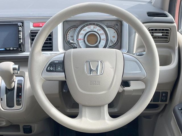 インテリアに合わせたデザインのステアリングは、運転される方のことも考え、運転しやすい形状、大きさです。是非一度、実際に触ってお確かめください。