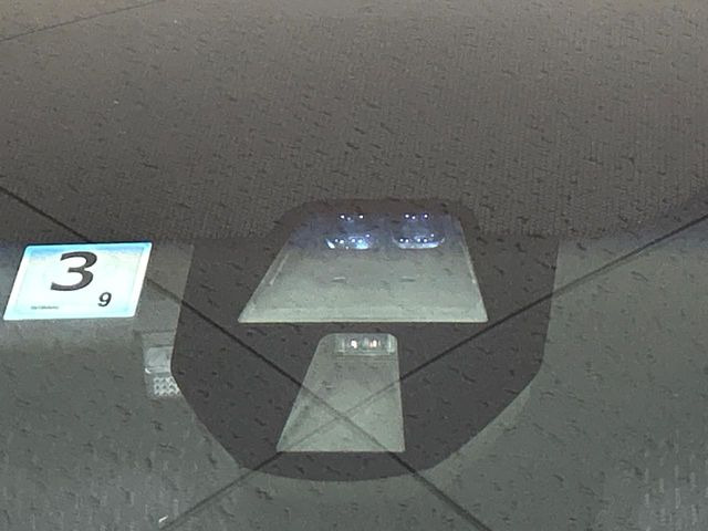 【シティブレーキアクティブシステム】低速走行中に前方の車両等を認識し、衝突しそうな時は警報とブレーキで衝突回避と被害軽減をアシスト。より安全にドライブをお楽しみいただけます。